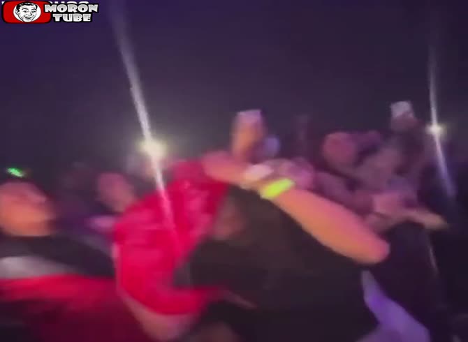 Video :During a performance, a rapper strikes a fan